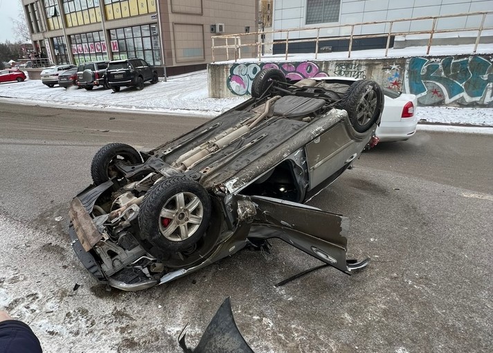 Из-за перевернутой на крышу машины на улице Шишкова в Воронеже образовалась пробка