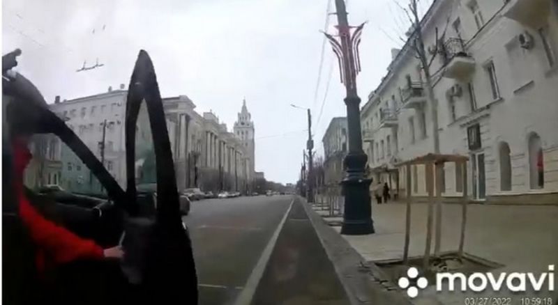 В Воронеже велосипедиста сбили открывающейся дверью автомобиля (ВИДЕО)