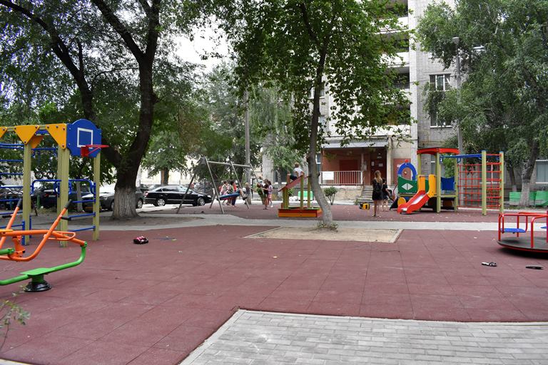 В Ленинском районе межведомственная комиссия принимает отремонтированные дворы