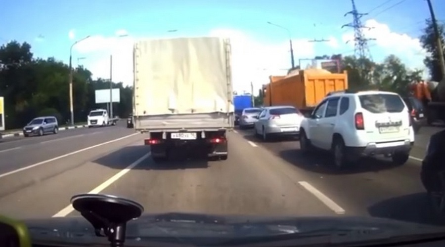 Видео массового ДТП с восемью автомобилями в Воронеже появилось в Сети