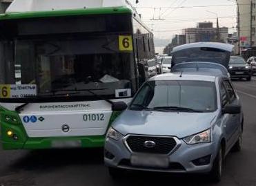 «Датсун» в Воронеже столкнулся с автобусом