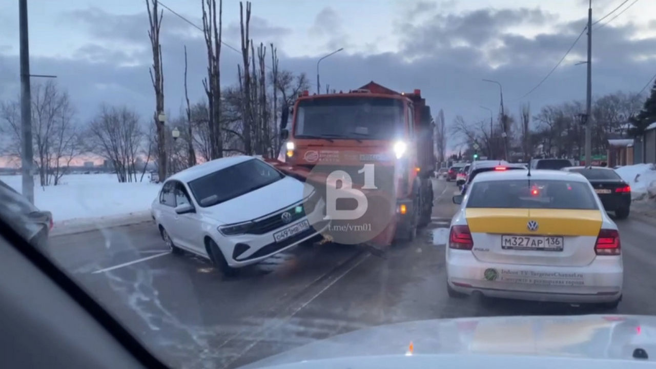 Снегоуборочная машина столкнулась с иномаркой на набережной в Воронеже