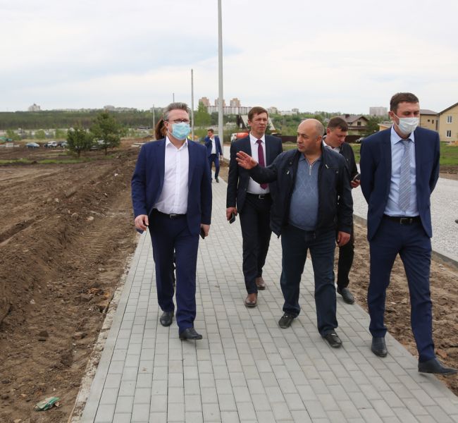 Мэр Воронежа проконтролировал строительство дороги на Гардарику
