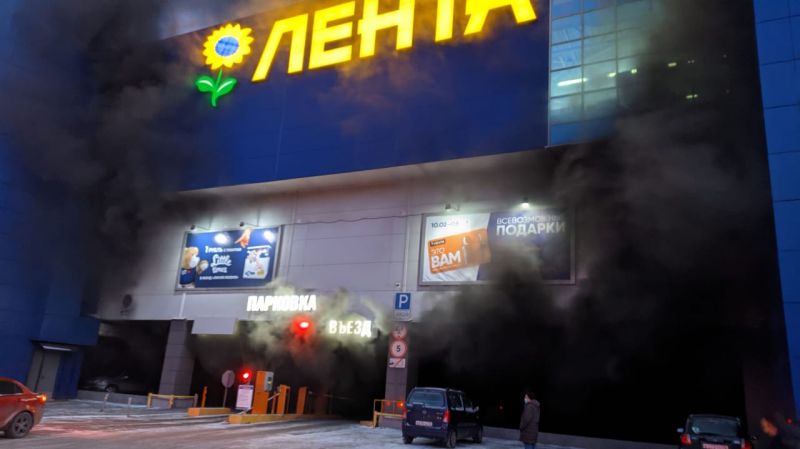 Гипермаркет в Воронеже задымился - на парковке под ним загорелся автомобиль