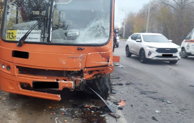 В массовом ДТП с маршруткой в Воронеже один человек погиб и 6 пострадали (ФОТО)