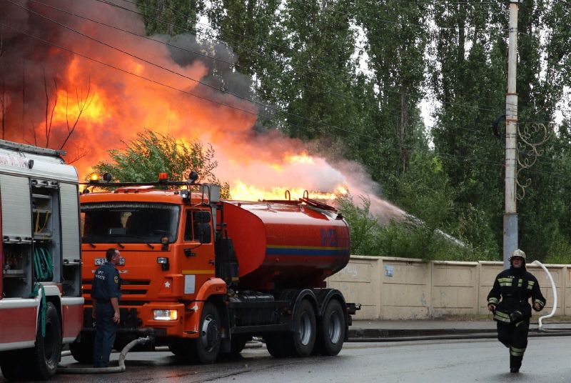 Пожар на заброшенном складе в Воронеже ликвидировали