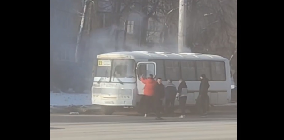 В Воронеже сняли на видео загоревшийся автобус на улице Ильича 