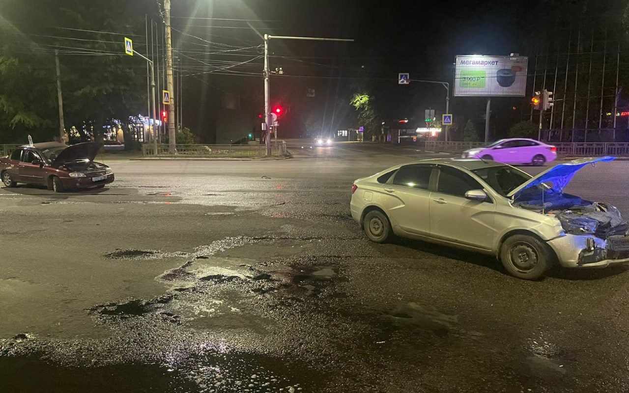 В ночном ДТП на перекрестке в Воронеже пострадали 4 человека