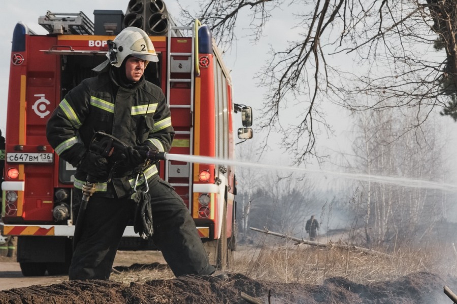 Из-за пожара режим ЧС ввели в Бобровском районе Воронежской области