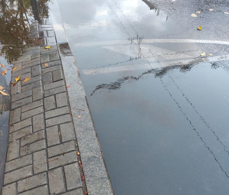 Мэрия Воронежа прокомментировала потоки воды на городских дорогах