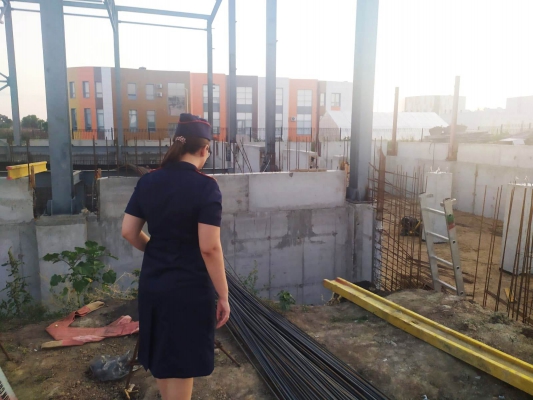 При строительстве бассейна в Воронежской области рабочий упал в котлован и сломал позвоночник