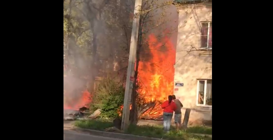 Видео последствий пожара возле жилого дома в Воронеже опубликовали в сети