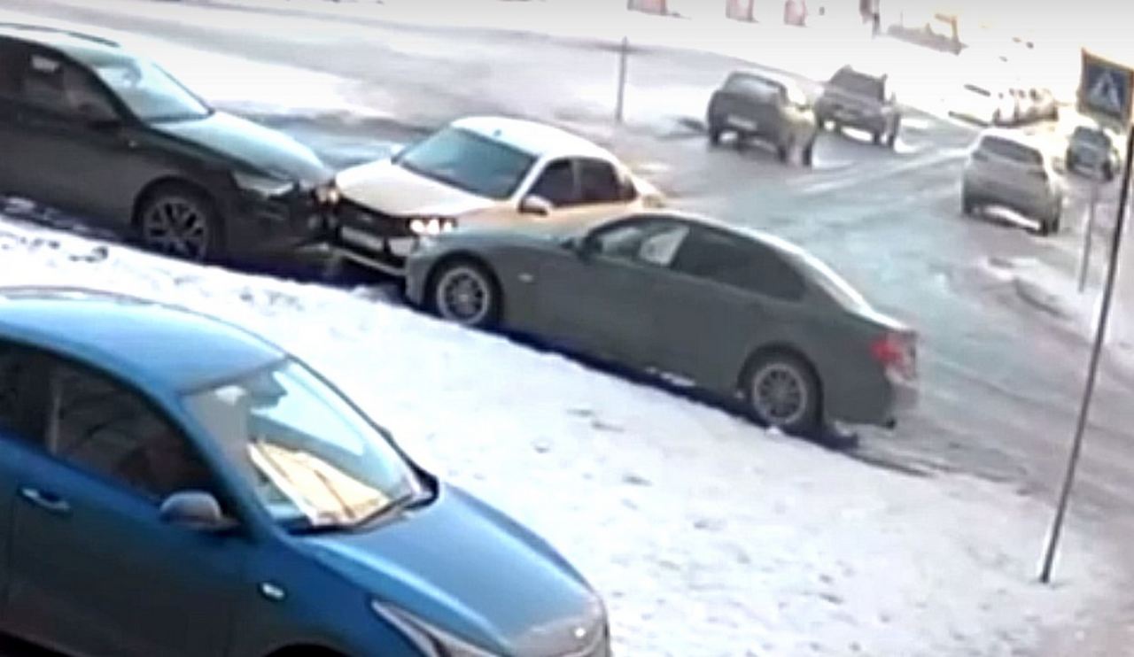 Водитель легковушки пошёл на таран двух автомобилей во дворе воронежского ЖК