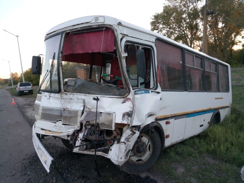 Трактор въехал в рейсовый автобус в Воронежской области