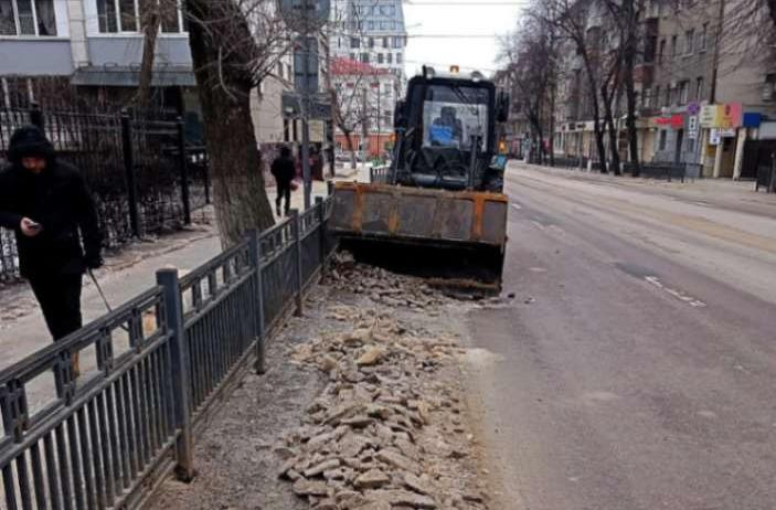 Еще 1,8 тыс. кубометров снега и наледи вывезли коммунальщики с улиц Воронежа