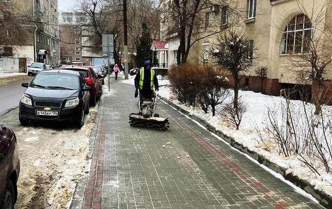 В Ленинском районе усилены меры по расчистке тротуаров от наледи