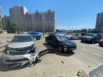 Пьяный водитель сбил двух пешеходов и разнёс машины на парковке в воронежском ЖК