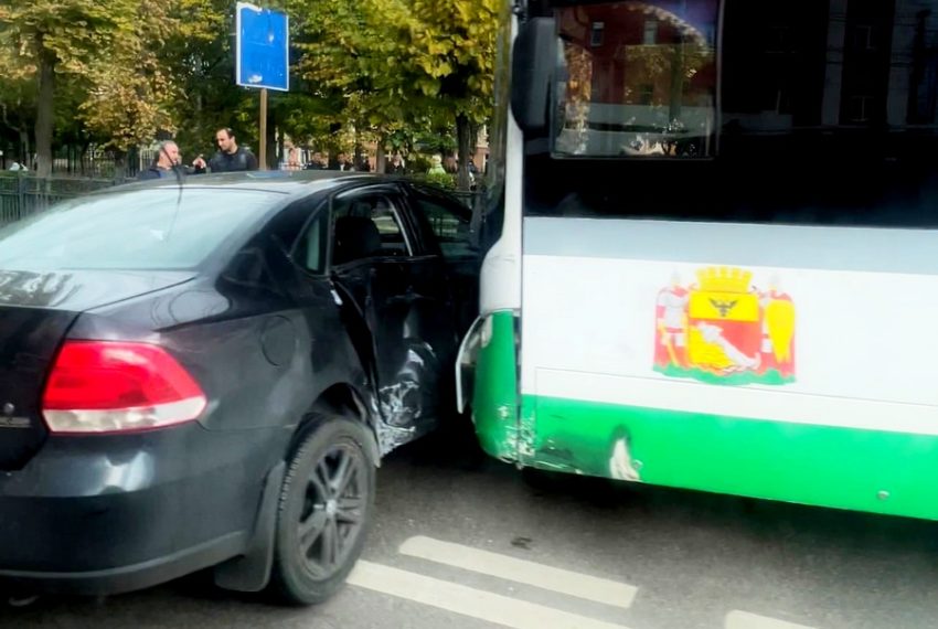 В Воронеже в ДТП с маршруткой пострадала 38-летняя пассажирка