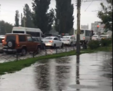 Дождь и ДТП спровоцировали в Воронеже 8-балльные пробки (ВИДЕО)