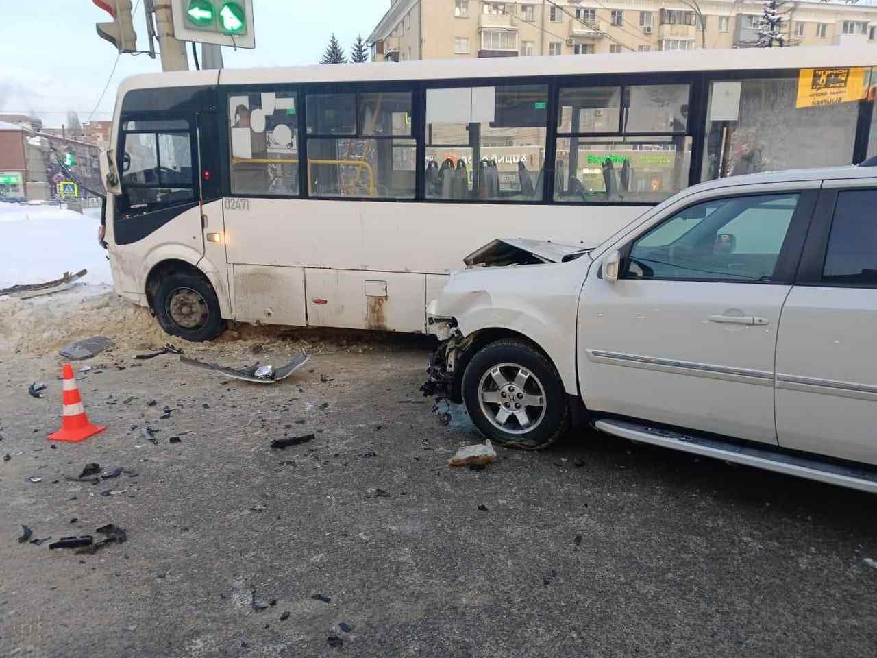 ДТП со въехавшим в светофор автобусом произошло в Воронеже