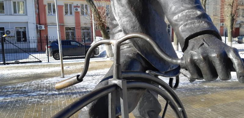 Памятнику Столлю в Воронеже вернули отломанную ручку велосипеда