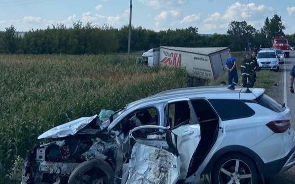 Один человек погиб и четверо пострадали в лобовом ДТП «Лады» и фуры на воронежской трассе