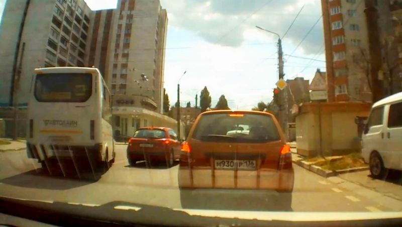 Видео с выезжающим на встречку маршрутчиком сняли в Воронеже
