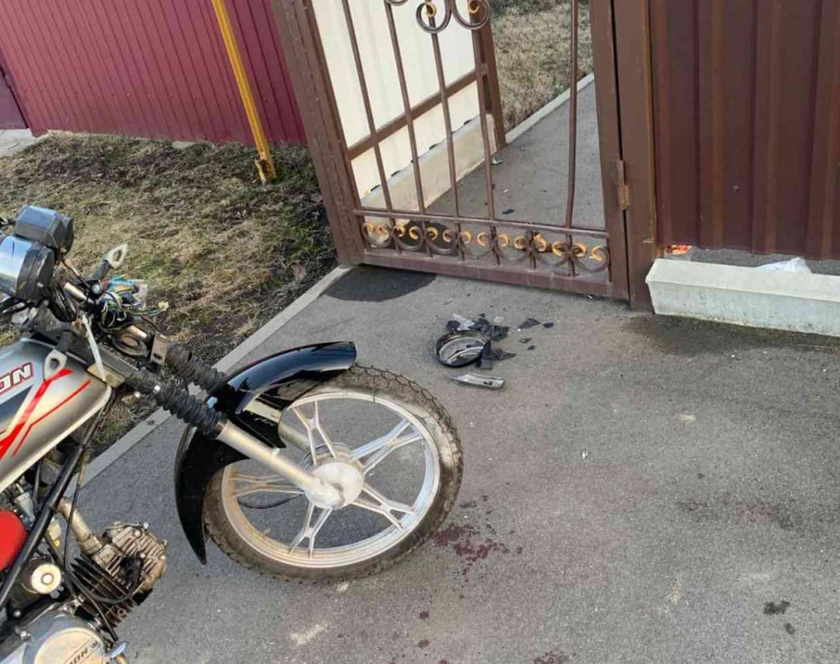 В калитку частного дома в воронежском райцентре врезался 17-летний мотоциклист