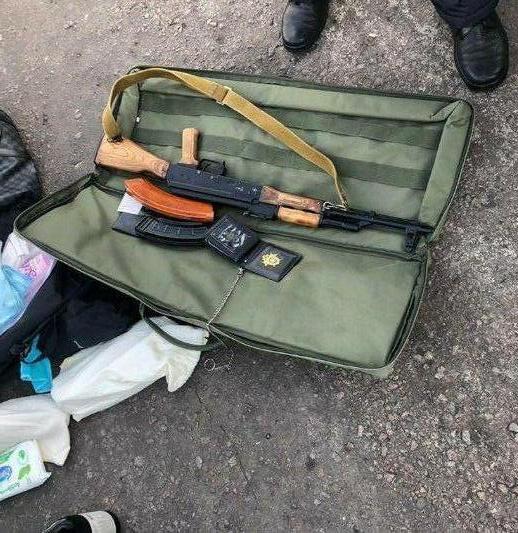 ФСБ задержала водителя Mercedes с оружием и чемоданом с деньгами