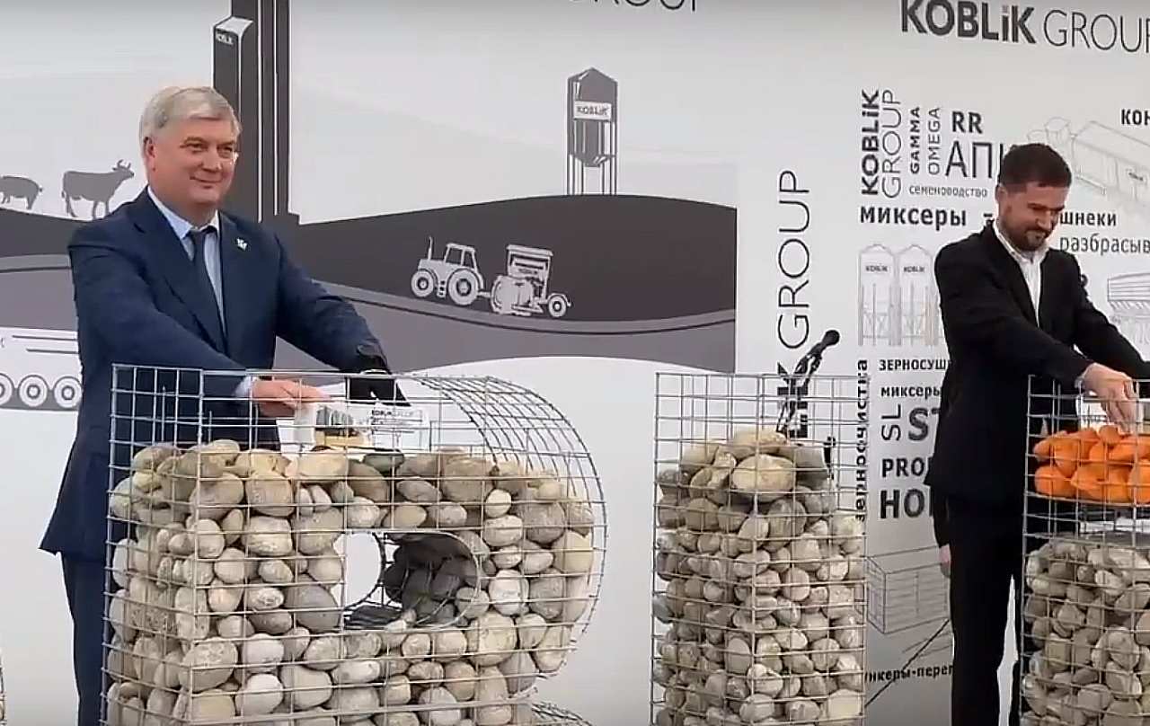 Губернатор Александр Гусев принял участие в закладке камня в фундамент нового завода по производству тракторных прицепов в Воронежской области