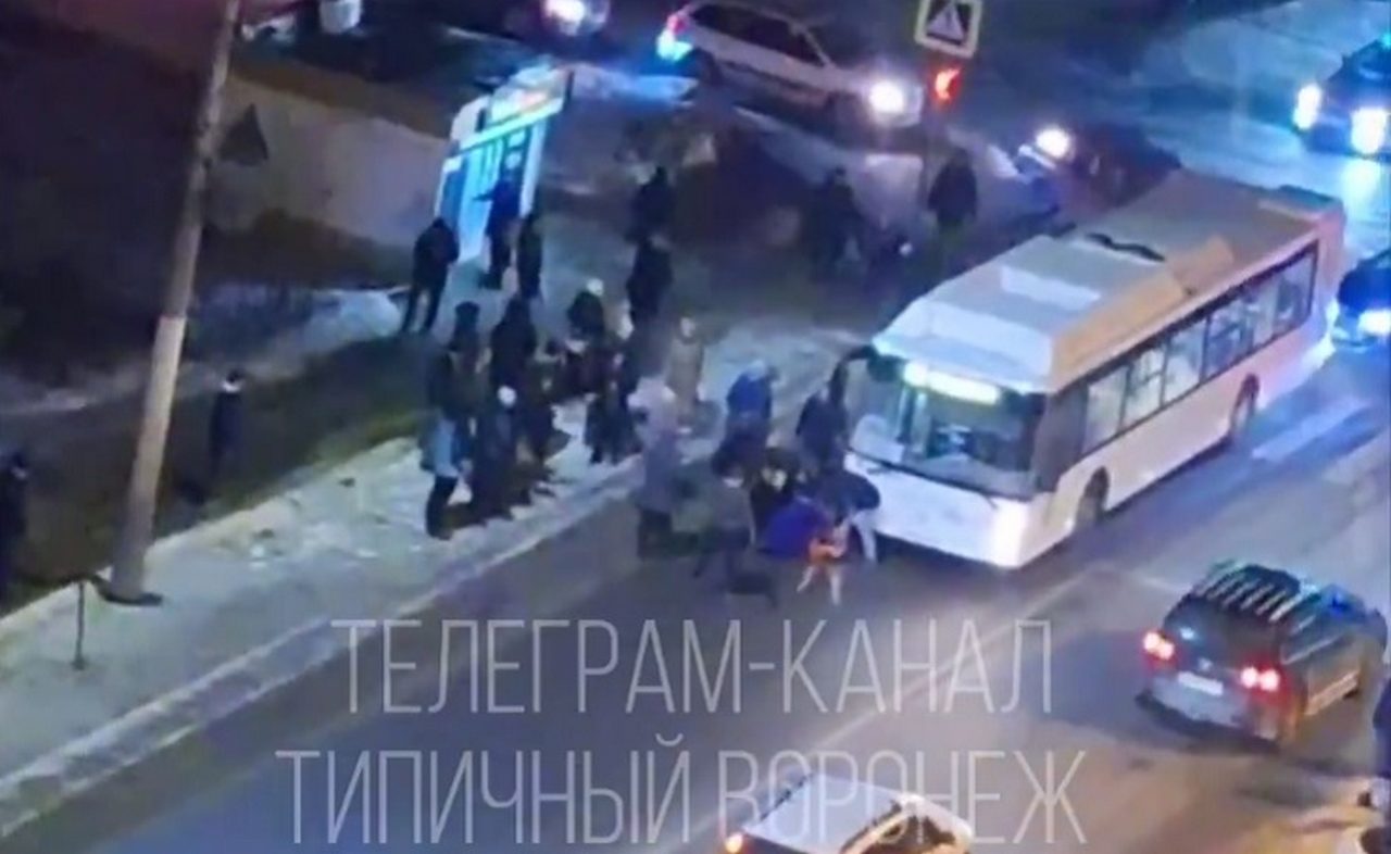 На пешеходном переходе в Воронеже автобус сбил 16-летнего подростка