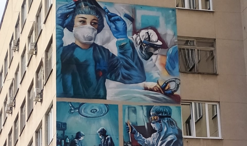 В Воронеже на стене больницы появились граффити в честь борющихся с коронавирусом врачей