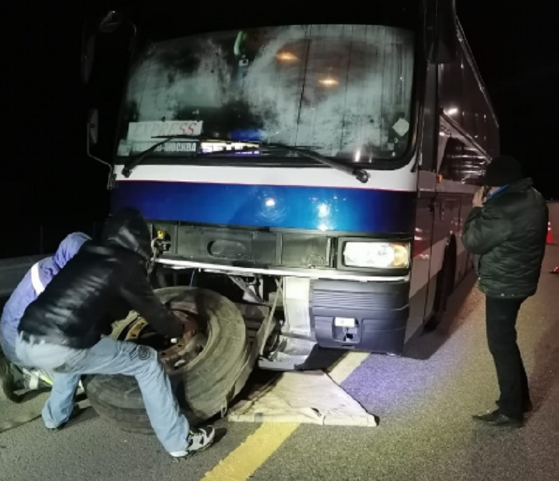 Рейсовый автобус с пассажирами застрял на трассе в Воронежской области