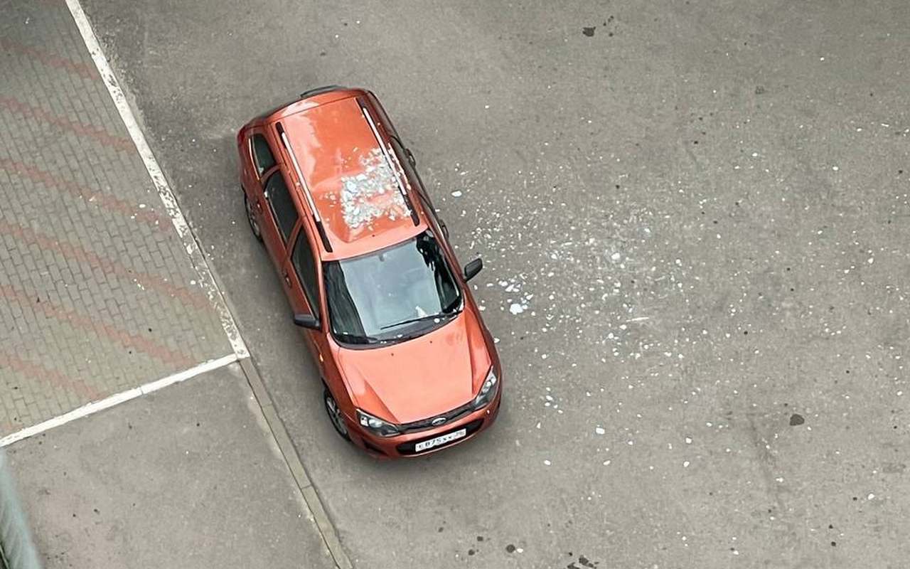 Кусок штукатурки упал на автомобиль в Воронеже с 16-этажного дома