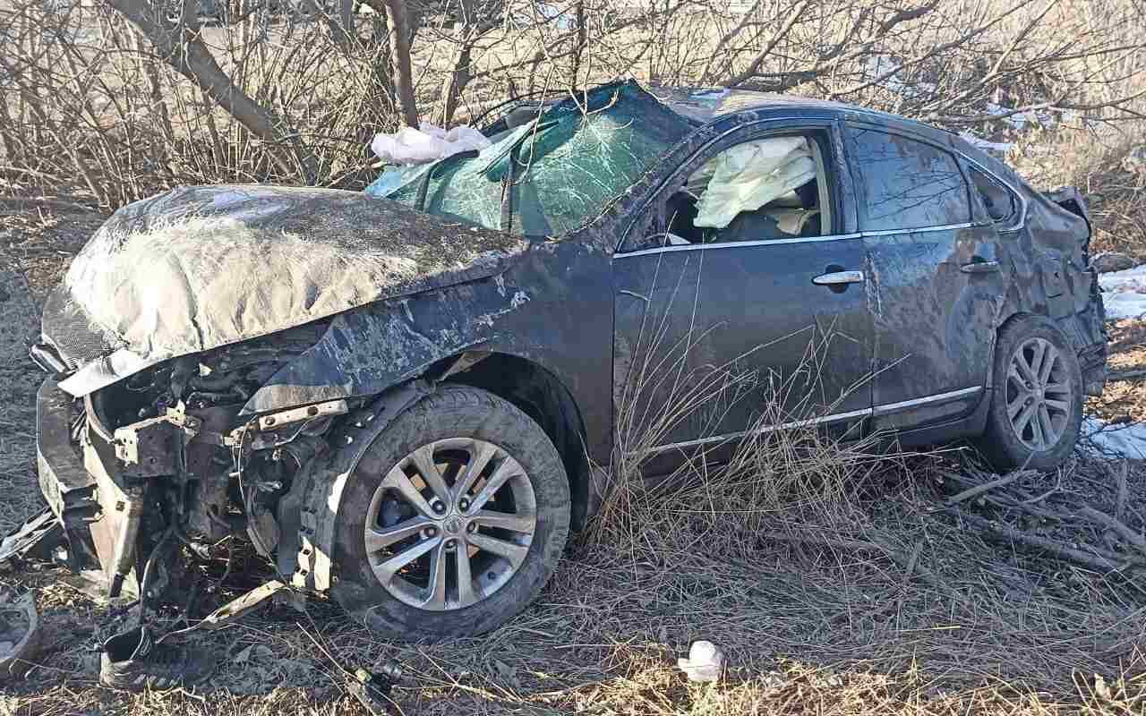 Водитель Nissan в смертельном ДТП врезался в здание и слетел в кювет в Воронежской области