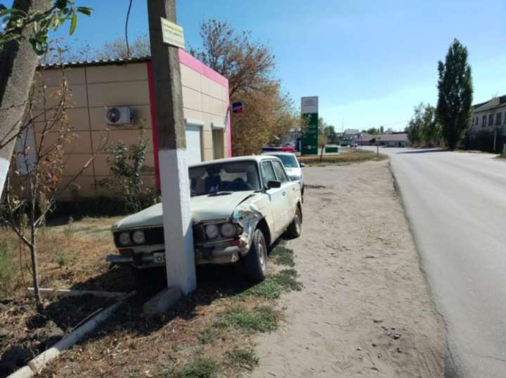 Пожилой водитель умер в скорой помощи после ДТП с опорой в Воронежской области