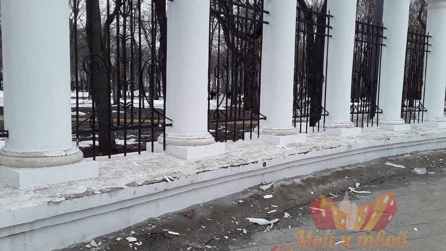 Вместе со снегом сошла штукатурка входной группы в парке «Орлёнок» в Воронеже