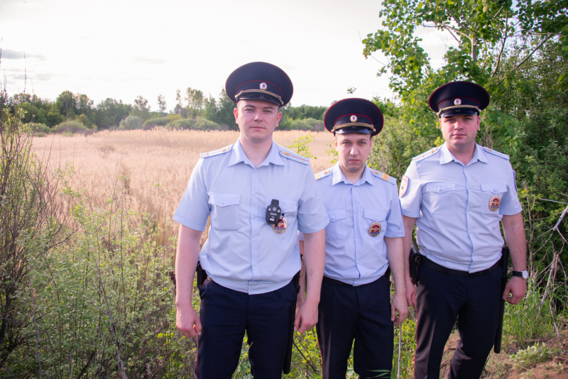  Воронежские полицейские спасли тонувших в болоте подростков