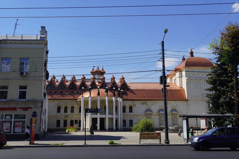 В Воронеже на 3 дня закрыли проход и проезд по участку проспекта Революции у театра кукол