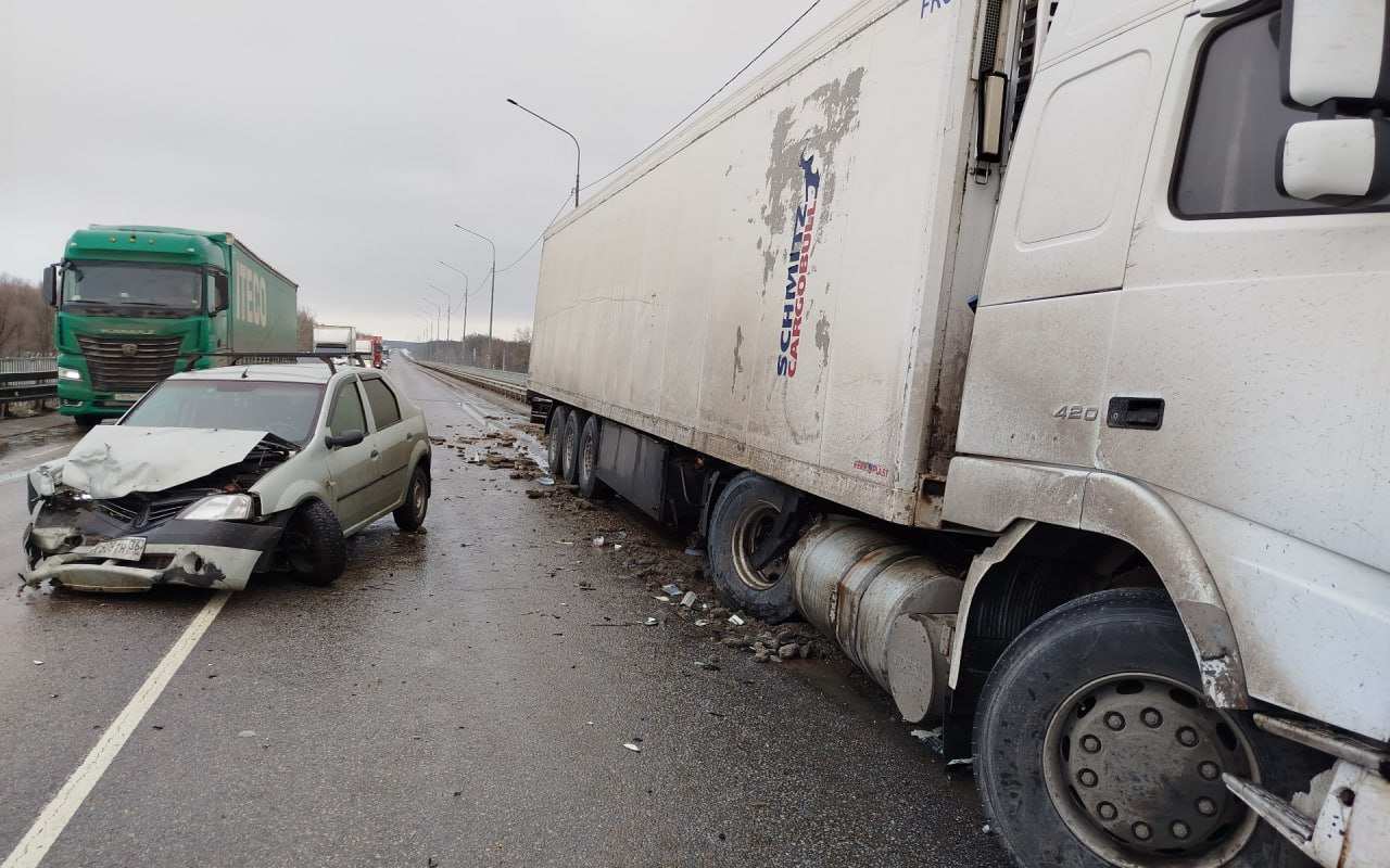 На воронежской трассе жители Волгоградской области пострадали в ДТП с фурой из Дагестана Авто