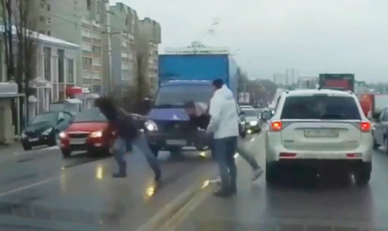Драка посреди оживлённой дороги в Воронеже попала на видео