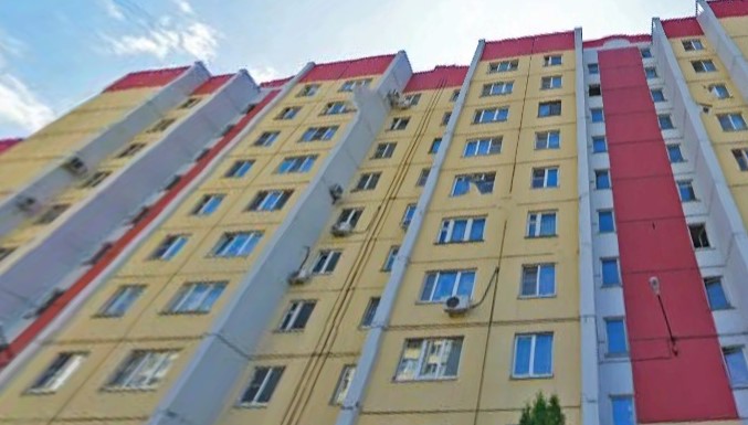 14-летняя девочка скончалась после падения из окна многоэтажки в Воронеже