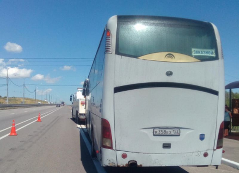В Воронежской области автоинспекторы помогли водителю и пассажирам сломавшегося рейсового автобуса из Геленджика