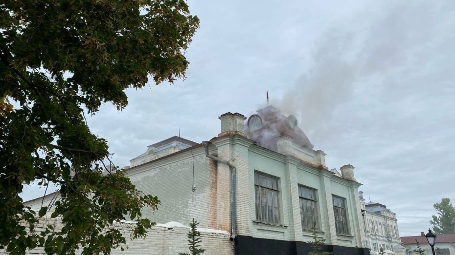 Из горящего колледжа в воронежском Павловске эвакуировали 372 человека