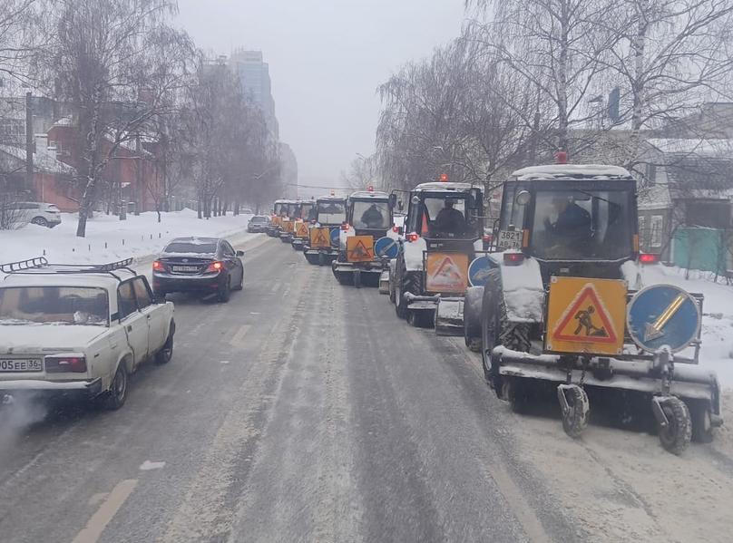 Днем 21 января Воронеж убирали от снега 193 единицы техники