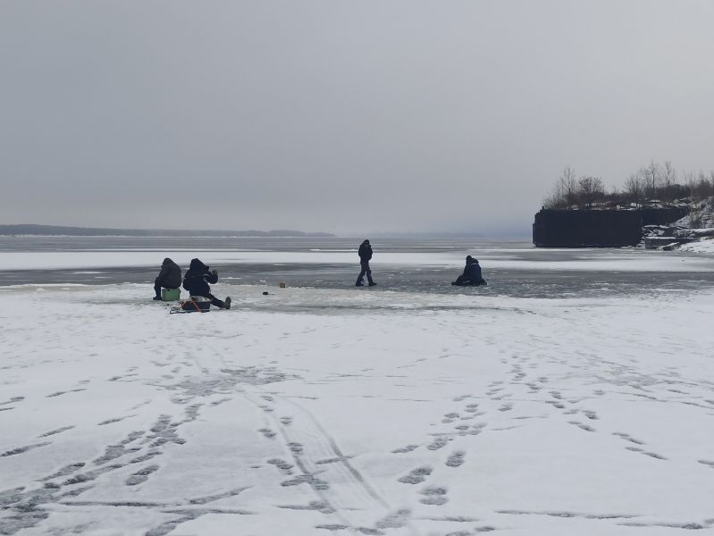 Спасатели предупредили рыбаков об опасности выхода на лед воронежского «моря»