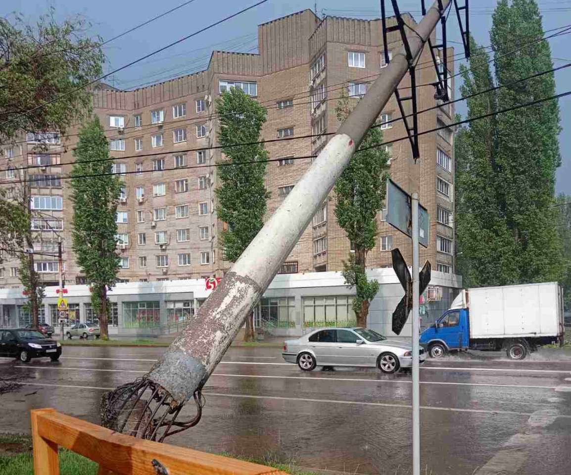 Нависшей над проезжей частью в Воронеже бесхозяйной опорой ЛЭП занимаются энергетики