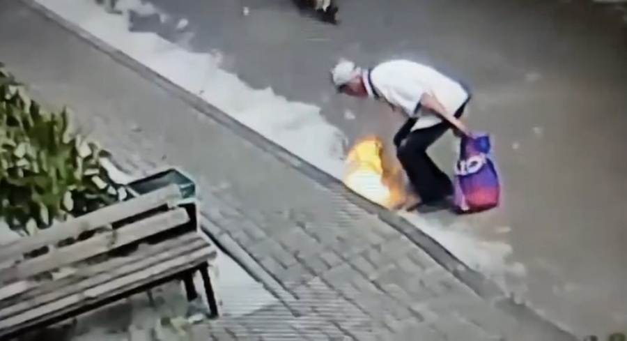 В Воронеже на видео попал мужчина, поджигающий тополиный пух