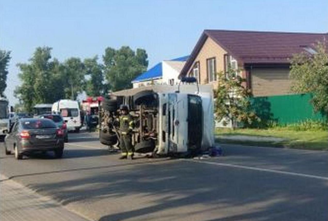 Посреди дороги в воронежской Отрожке перевернулась фура | Горком36 новости  Воронеж