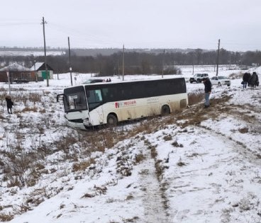 В Воронежской области рейсовый автобус с пассажирами съехал в кювет